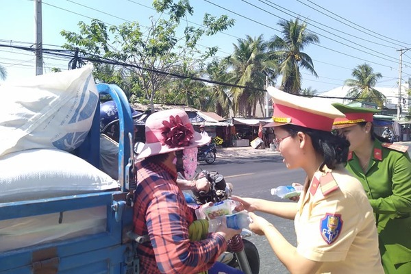 CSGT miền Tây đội nắng phát nước suối, khăn lạnh cho dân về quê ăn Tết