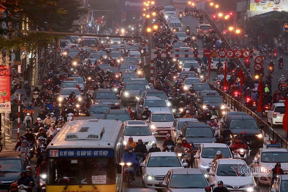 Hà Nội tắc khắp ngả, nghìn phương tiện 'chôn chân' giữa mưa phùn chiều 26 Tết