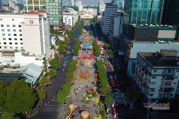 Khuyến nghị khách đến đường hoa Nguyễn Huệ không cởi bỏ khẩu trang để chụp hình