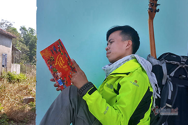 Chàng trai Phú Yên đi bộ hơn 400 km về quê ăn Tết