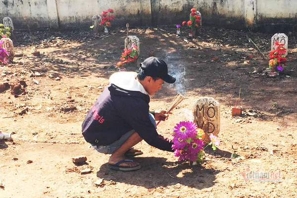 Ngày cuối năm ở nghĩa trang có 85 tấm bia mộ vô danh