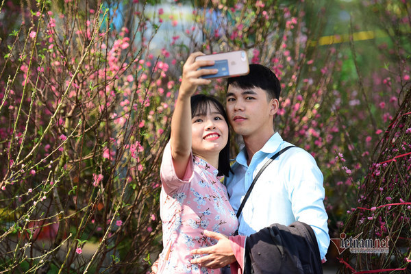 Giới trẻ khoe sắc bên chợ hoa Tết Sài Gòn