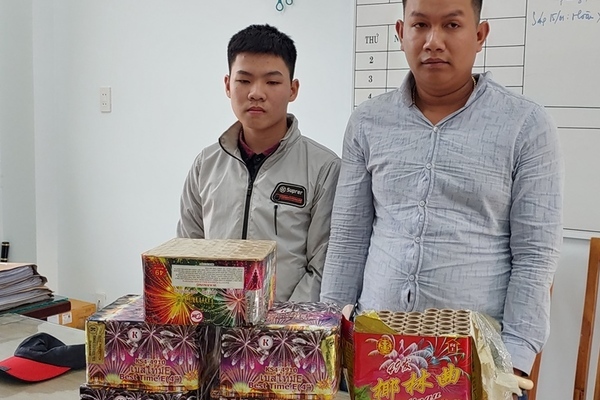 Đem pháo hoa nổ vào quán cà phê bán, 2 đối tượng bị bắt