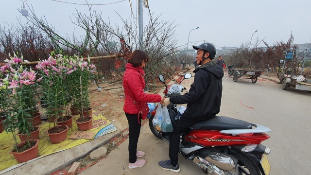 Shipper tăng giá gấp 2 - 3 lần, chủ shop vẫn vui vẻ chịu nửa tiền với khách