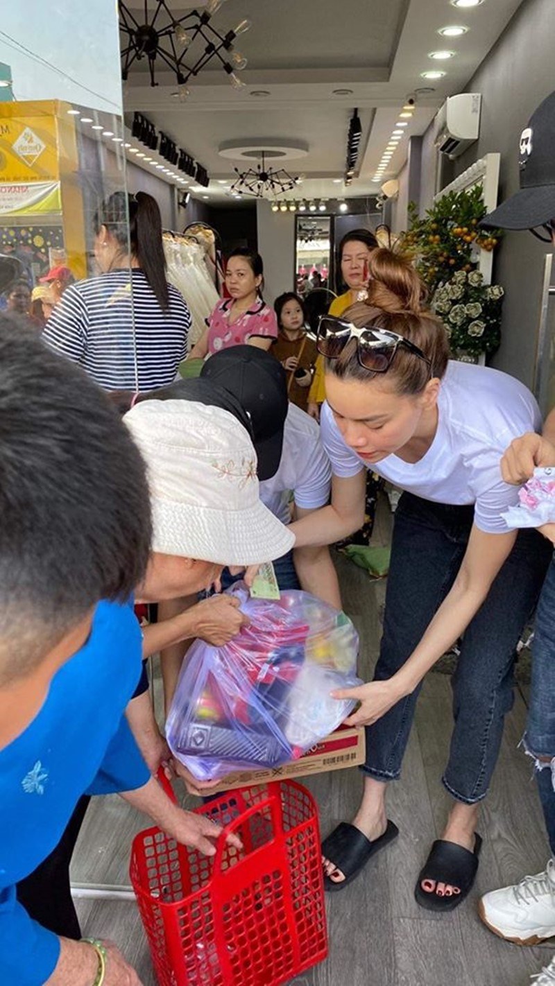 Tin Sao Việt ngày 22/1: Hà Hồ giản dị làm từ thiện trước Tết, Văn Mai Hương tươi tắn sau scandal