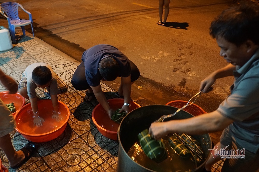 Rất riêng Sài Gòn, mắc võng, bật quạt canh nồi bánh chưng trên hè