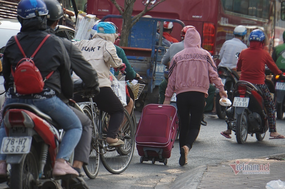 Kéo va ly hớt hải chạy bộ vào bến xe rời Sài Gòn ngày 28 Tết