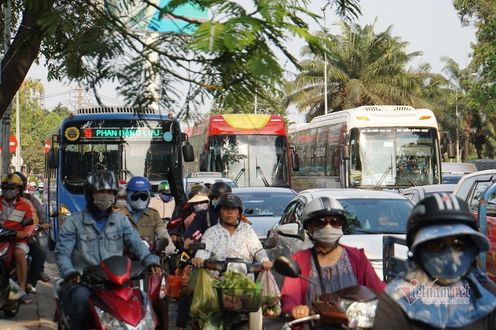 Kéo va ly hớt hải chạy bộ vào bến xe rời Sài Gòn ngày 28 Tết