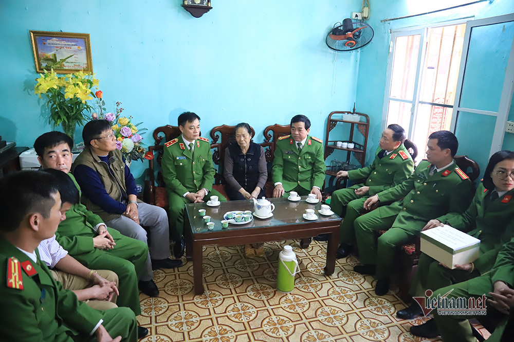 Chiều cuối năm nghẹn ngào ở gia đình Phó Trung đoàn trưởng hy sinh tại Đồng Tâm