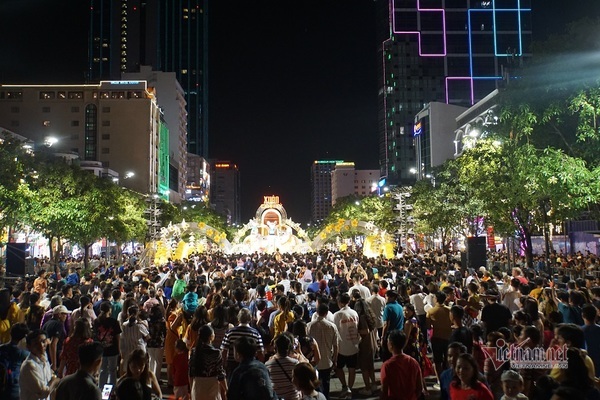 Người Sài Gòn đổ về chật cứng đường hoa Nguyễn Huệ du xuân sớm