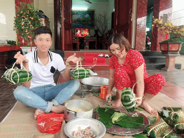 Phan Văn Đức gói bánh chưng, Đức Chinh bên bạn gái ngày Tết