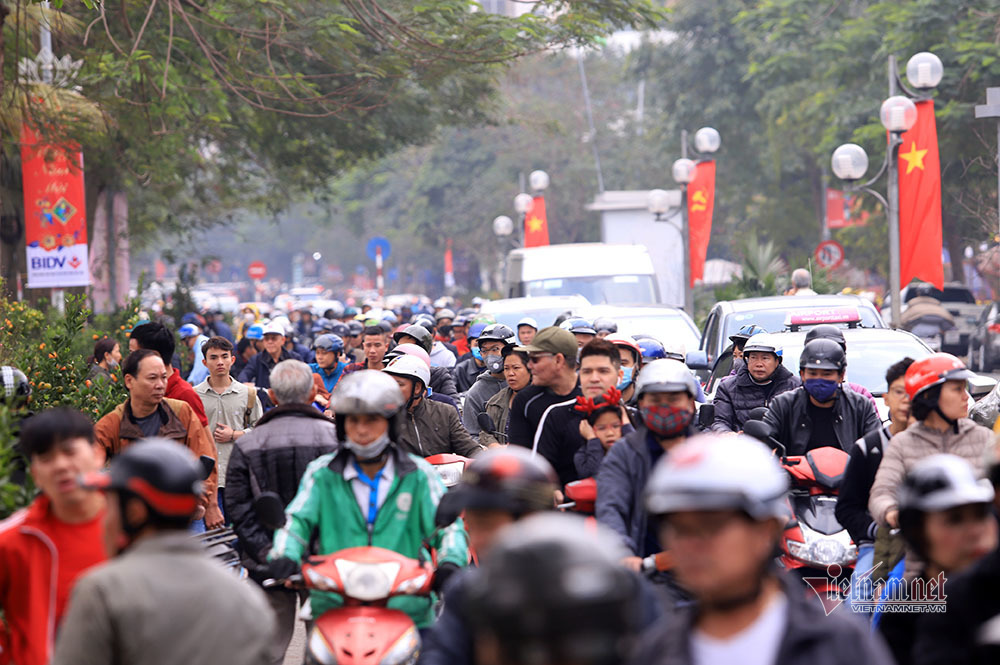 Hà Nội 29 Tết: Rộn ràng mặc cả, ngàn khách chôn chân giữa đường