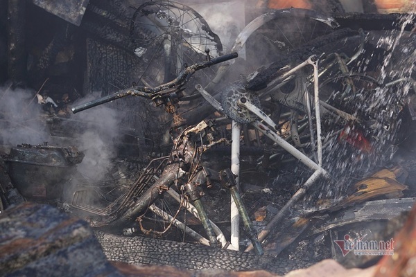 Cháy nhà kho ngày 29 Tết, xe máy, thiết bị xây dựng thành tro