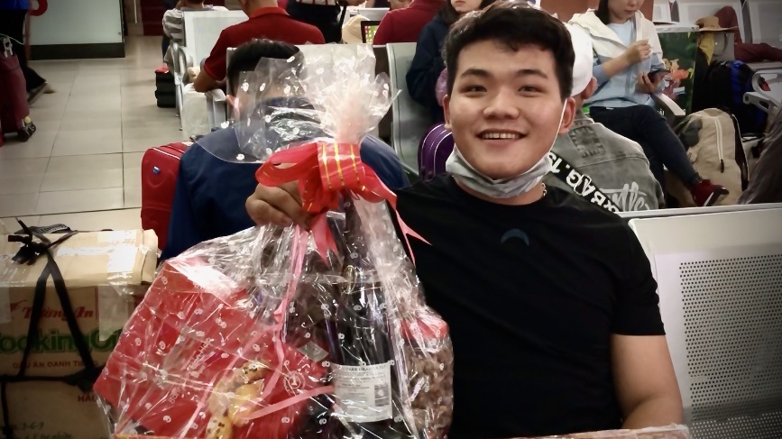 'Khám túi' người đi xa về quê ăn Tết