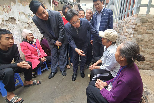 Phó Thủ tướng đến xóm chạy thận tặng quà cho bệnh nhân
