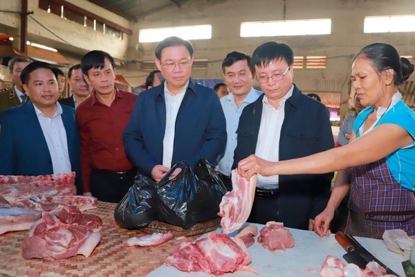 Phó Thủ tướng Vương Đình Huệ đi chợ tết, mua thực phẩm
