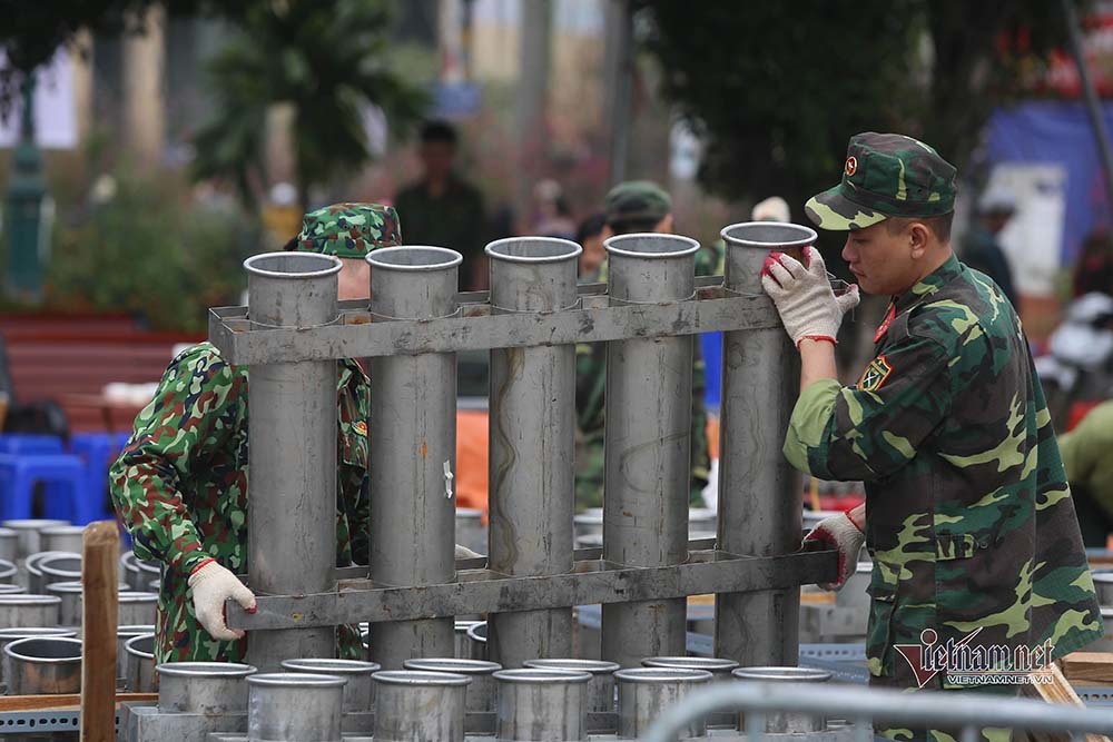 Hà Nội mưa tầm tã tối 30 Tết, kế hoạch bắn pháo hoa có bị vỡ trận?
