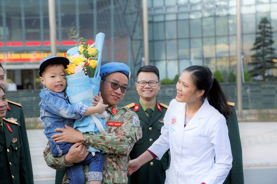 Ký ức không thể quên nơi đất bạn của người bác sĩ mũ nồi xanh