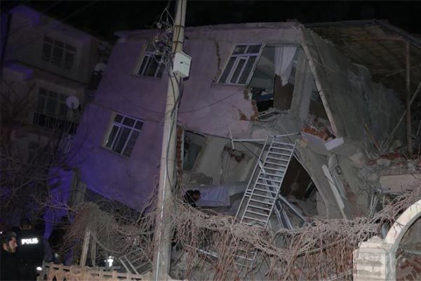 Động đất rung chuyển Thổ Nhĩ Kỳ, hơn 500 người thương vong