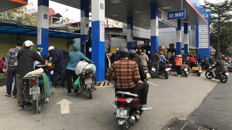 Đổ đầy bình xăng chạy xe Tết, quan niệm sai lầm