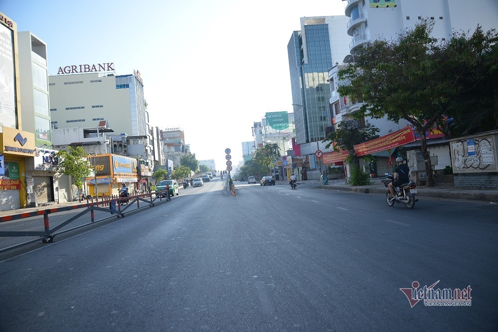 Đường phố Sài Gòn vắng lặng là một cảm giác kỳ lạ và độc đáo. Nếu muốn tìm hiểu và khám phá nét đặc sắc này, hãy ghé thăm hình ảnh đường phố Sài Gòn vắng lặng. Bạn sẽ phát hiện ra vẻ đẹp lãng mạn và u buồn của Sài Gòn.