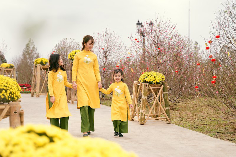 Tết lộng lẫy qua tà áo dài trong Lễ hội hoa đào lớn nhất Việt Nam