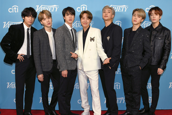 Fan bức xúc khi BTS bị đối xử như ca sĩ hát phụ ở sân khấu Grammy