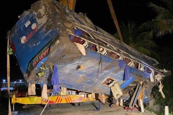 Xe khách bị lật tối mùng 1 Tết, 26 người bị thương