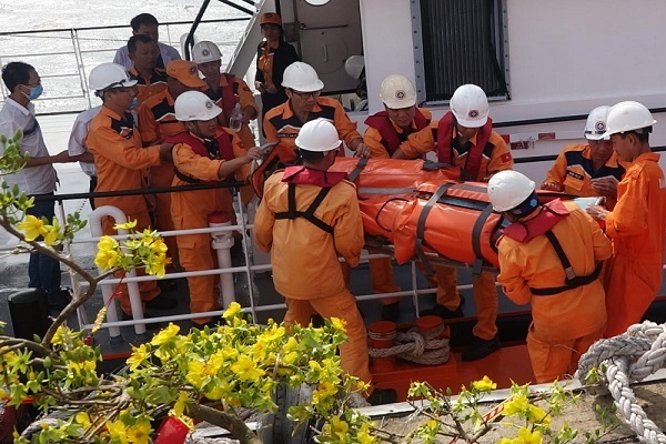 13 giờ vượt sóng lớn cứu thuyền viên Thái Lan gặp nạn ngày mùng 1 Tết