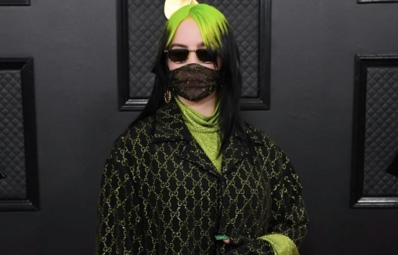 Sao ăn mặc kỳ quái, bịt khẩu trang kín mít lên thảm đỏ Grammys 2020