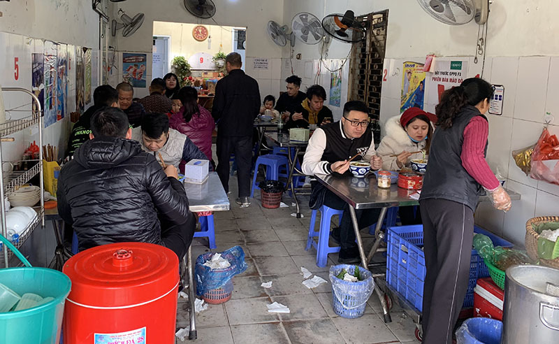 Mở hàng mùng 3 Tết, chủ hàng bún riêu bán 600 bát/ngày