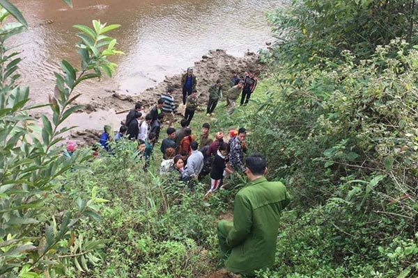 Thi thể cô gái chôn bên bờ suối, cánh tay thò khỏi mặt đất