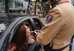 Nữ tài xế nhờ CSGT lau son trên ống sau khi thổi nồng độ cồn