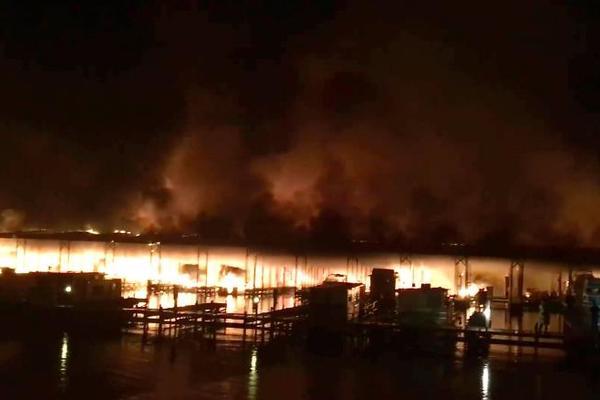 Bến thuyền cháy dữ dội, nhiều người thiệt mạng