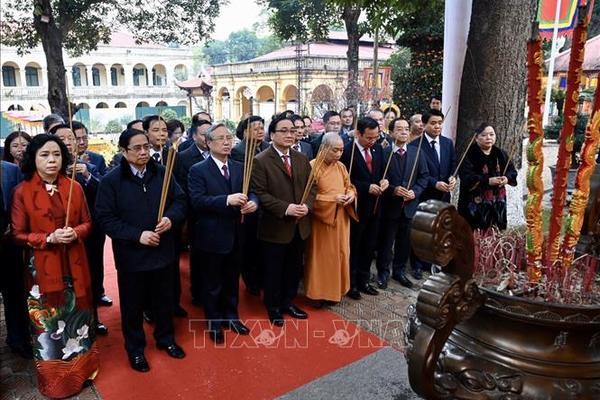 Thường trực Ban Bí thư dâng hương tại Hoàng Thành Thăng Long