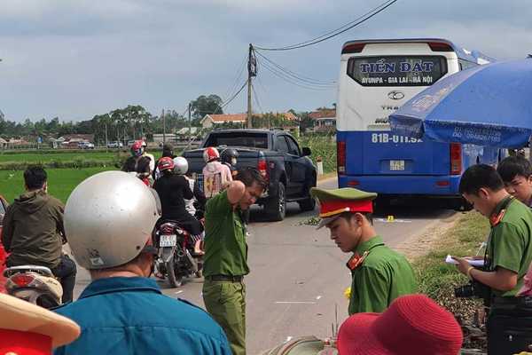 Thanh niên đi xe máy bị xe khách cán qua người tử vong