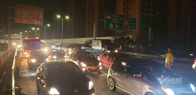 Tắc cao tốc đến nửa đêm, hết Tết đường về Hà Nội không êm như mơ