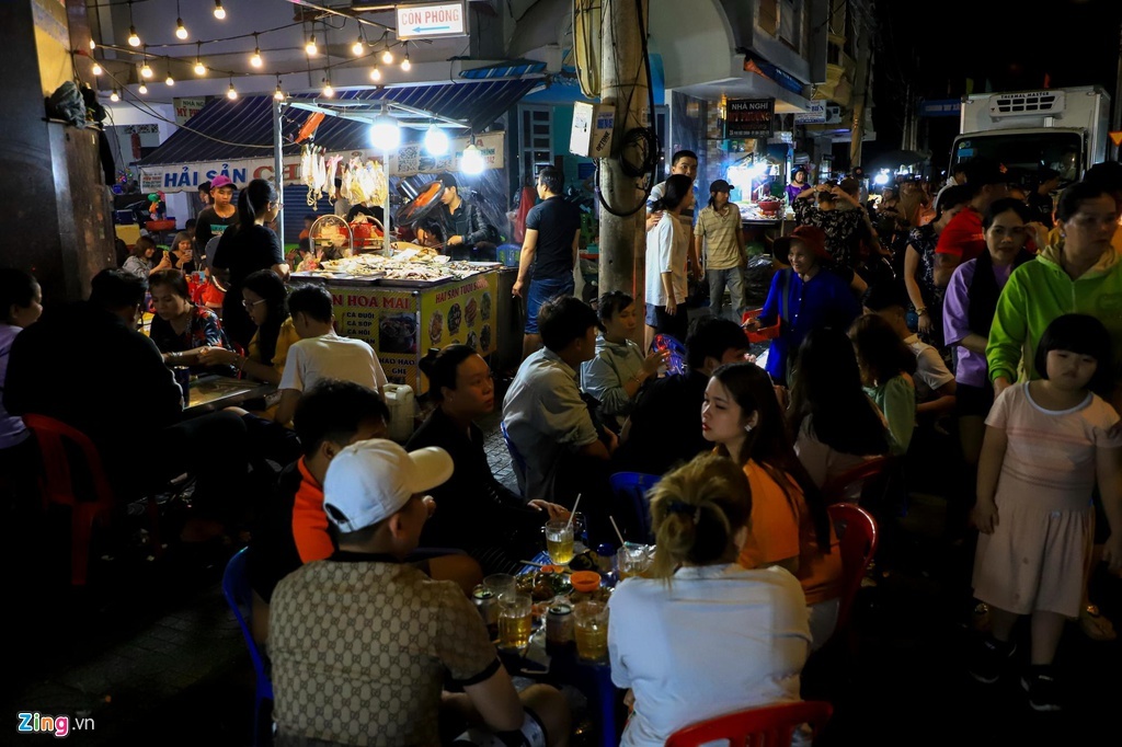 Người dân đổ về Vũng Tàu, quán nhậu kín khách đến nửa đêm