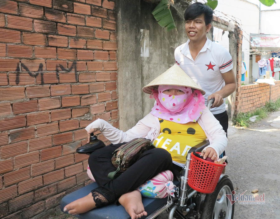 Tình yêu của anh chồng Long An có người ngồi xe lăn, hơn 5 tuổi