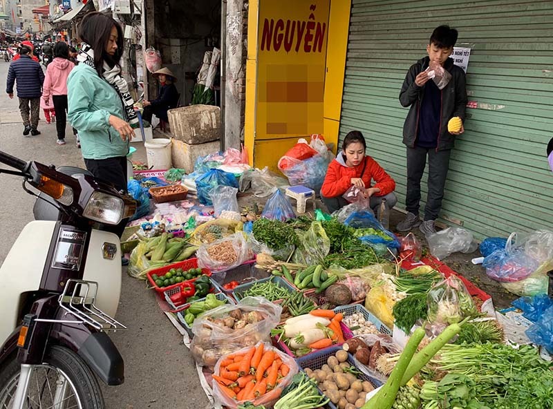 Chợ mùng 5 Tết, rau quả tăng giá gấp 4, rau muống 40 ngàn/mớ