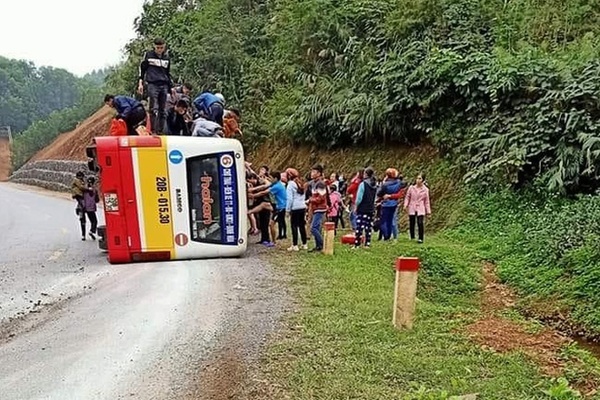 Lật xe buýt trên quốc lộ, 4 người bị thương