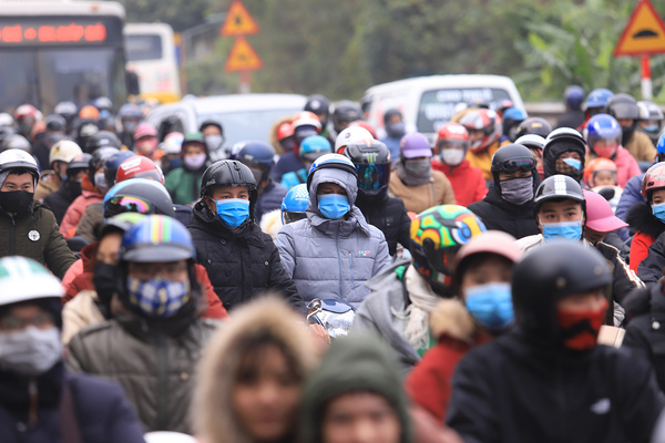 Khẩu trang kín mít, vạn người chạy xe trên quốc lộ hướng về Thủ đô