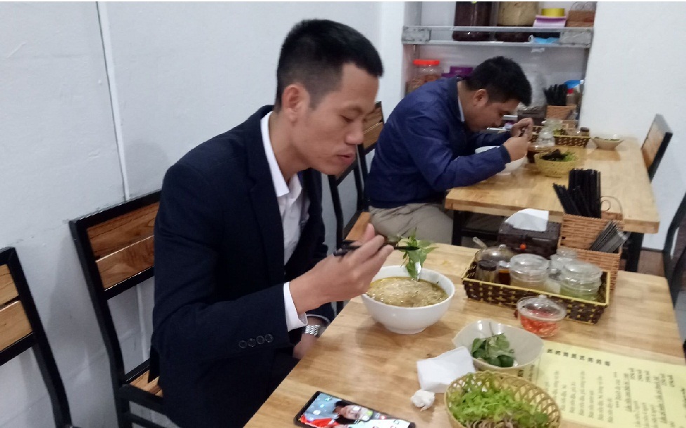 Bún ốc, riêu cua ngày Tết gần 100.000 đồng/bát vẫn đắt khách