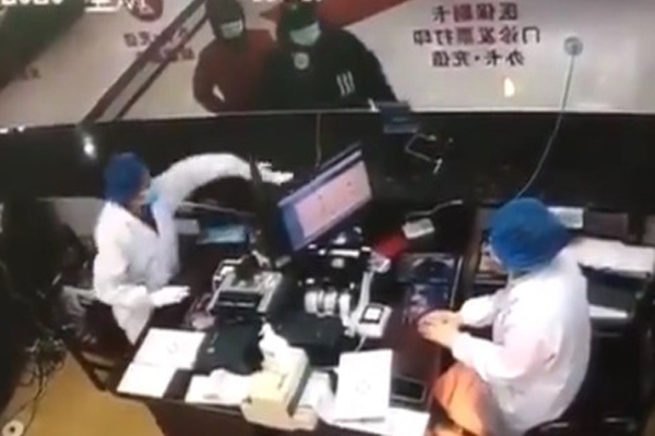 Video người đàn ông Vũ Hán bỏ khẩu trang, ho thẳng vào mặt bác sĩ gây phẫn nộ