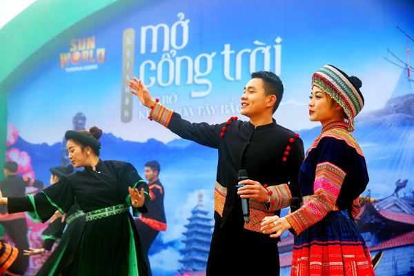 Đầu năm trẩy hội, du xuân lễ Phật trên đỉnh thiêng Tây Bắc