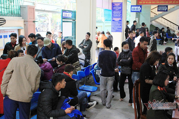 600 người ‘chen chân’ làm hộ chiếu sáng mùng 6 Tết ở Nghệ An