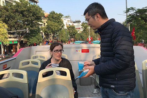 Khách Tây bất ngờ nhận quà đầu năm chống virus corona