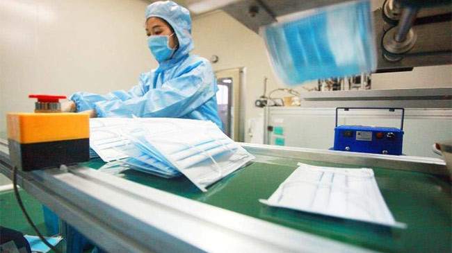 Giữa đại dịch viêm phổi, TQ chống tăng giá khẩu trang thế nào?