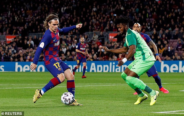 Messi lập siêu kỷ lục, Barca thắng kiểu 'bàn tay nhỏ'