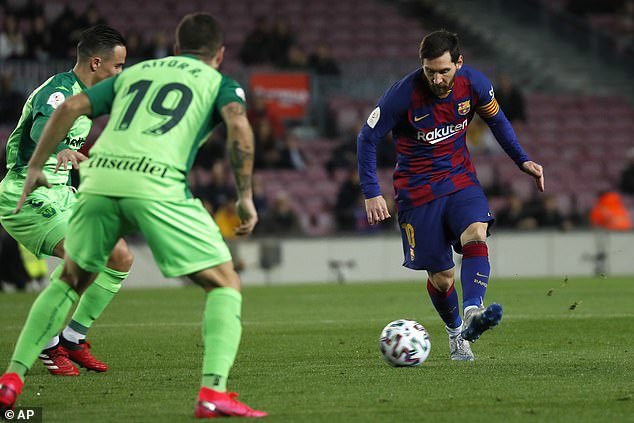 Messi lập siêu kỷ lục, Barca thắng kiểu 'bàn tay nhỏ'